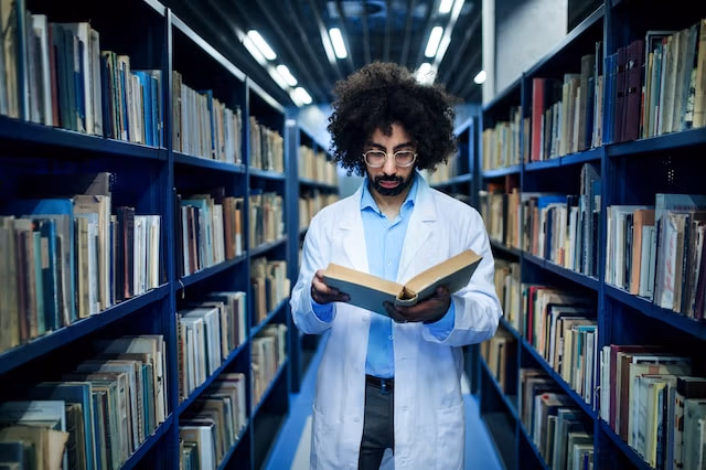 https://elqn.org/wp-content/uploads/2023/10/Researcher.jpeg